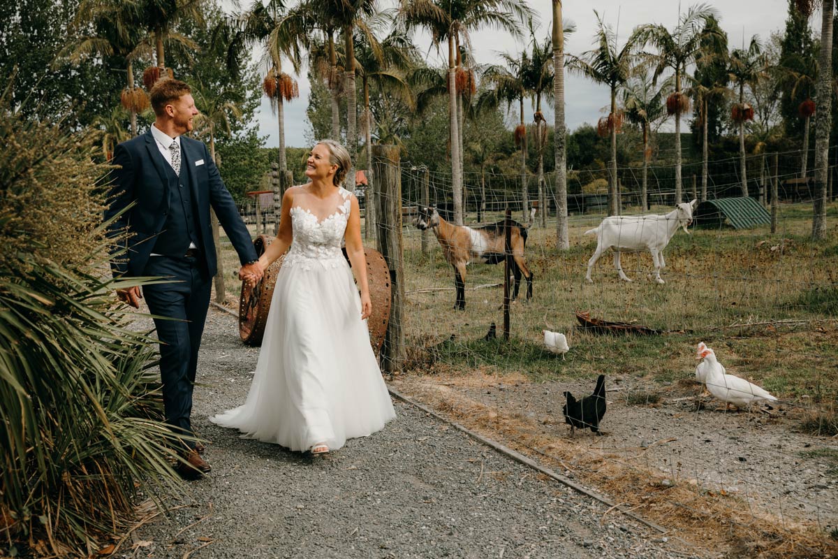 bride and groom wedding photos at the stables matakana country park by sarah weber photography